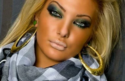 Dark green eyeshadow makeup