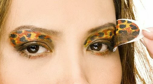 Personalize leopard printed eyeshadow makeup